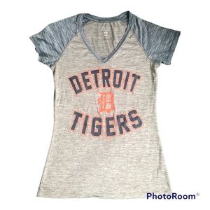Woman's Detroit Tigers V-neck Tshirt Genuine Merchandise by Campus Lifestyle